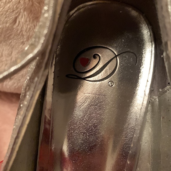 Silver Heels - Picture 3 of 8